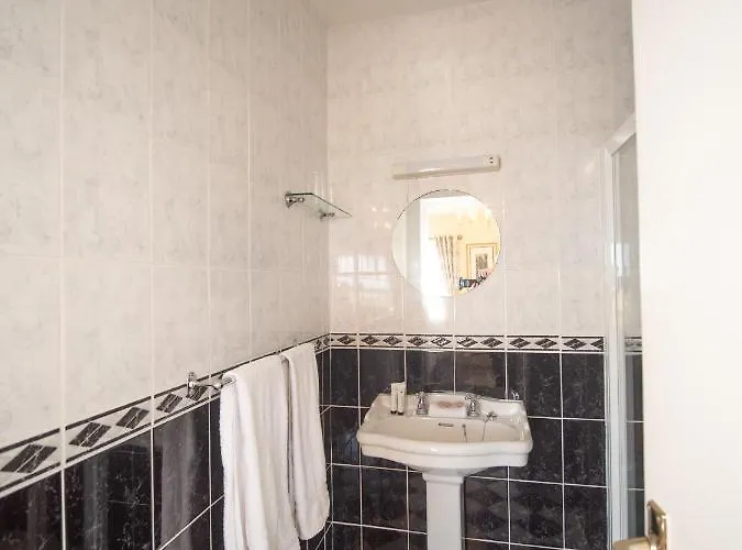 Ceol Na Mara House And Self Catering * 恩尼斯克朗